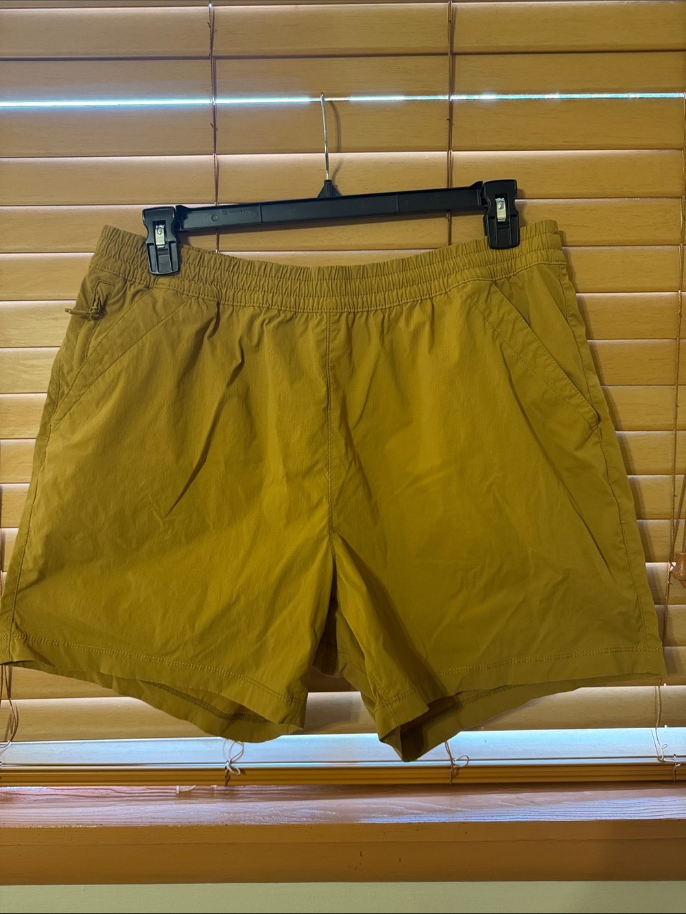 Duluth Alaskan Hardgear Athletic Elastic-Waist Shorts in Khaki